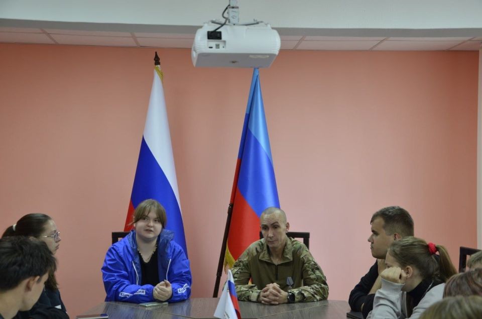Диалог с героем: встреча с ветераном СВО прошла в Лутугино Диалог с героем: встреча с ветераном СВО прошла в Лутугино