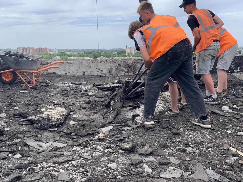 В столице ЛНР продолжается обновление кровель мноэтажек В столице ЛНР продолжается обновление кровель мноэтажек