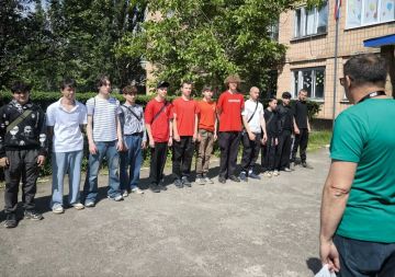 В Лутугинском колледже прошла легкоатлетическая эстафета, посвященная Дню пионерии