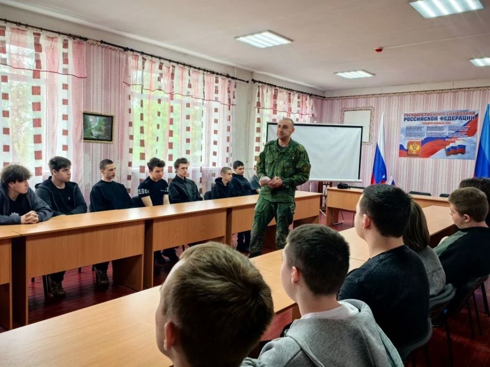 В Молодогвардейском многопрофильном колледже имени героев подпольной организации «Молодая гвардия» в рамках профориентационной работы выступил герой России, представитель Донецкого высшего общевойскового командного училища... В Молодогвардейском многопрофильном колледже имени героев подпольной организации «Молодая гвардия» в рамках профориентационной работы выступил герой России, представитель Донецкого высшего общевойскового командного училища...
