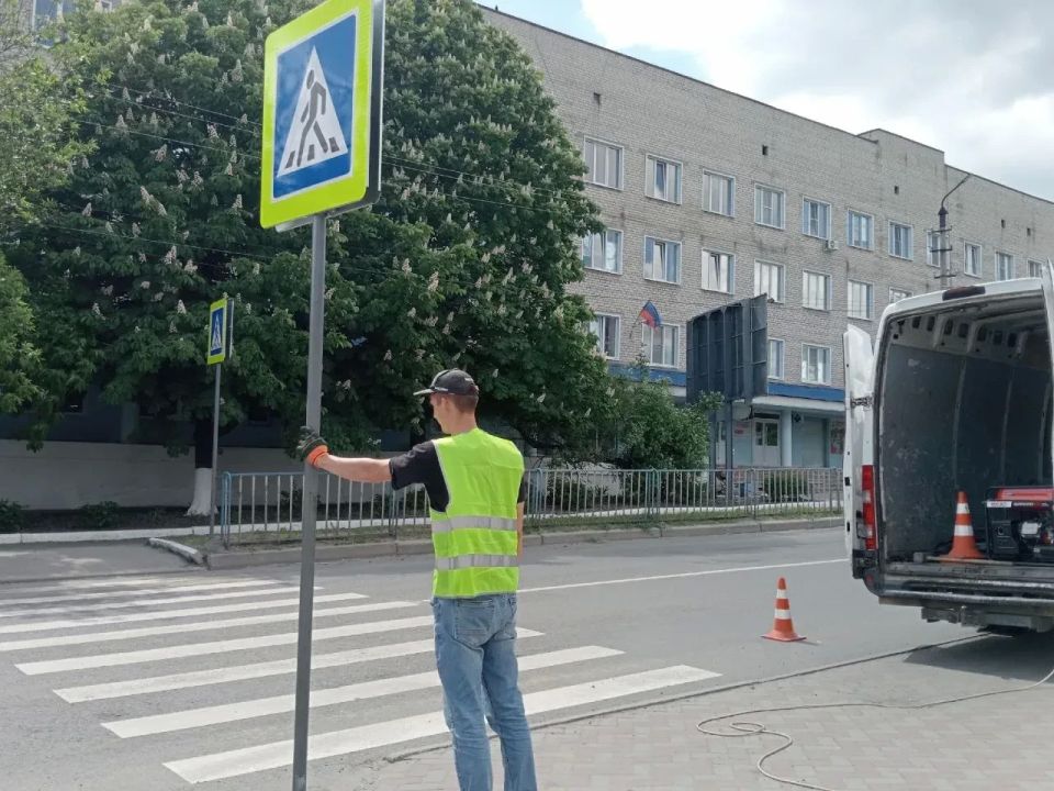 В Ровеньках обновляют знаки на «зебре» В Ровеньках обновляют знаки на «зебре»