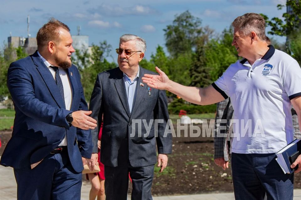 Партийный десант «Единой России» проверил ход работ на парке «Дружба» в Луганске Партийный десант «Единой России» проверил ход работ на парке «Дружба» в Луганске