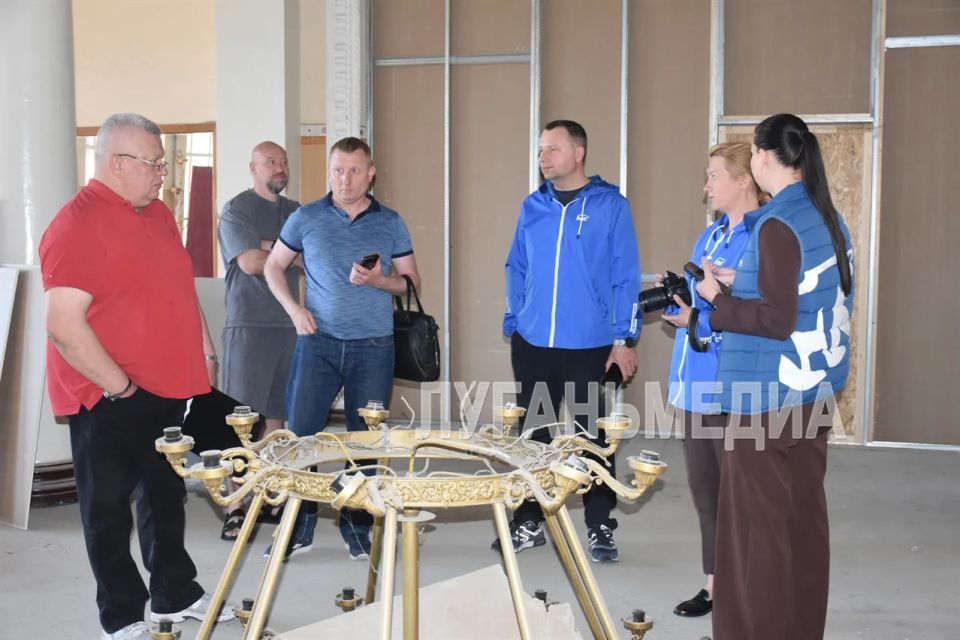 В Лутугинском районном Доме культуры им. Т. Г. Шевченко активно идут восстановительные работы, которые проводятся в рамках реализации национального проекта «Семья» В Лутугинском районном Доме культуры им. Т. Г. Шевченко активно идут восстановительные работы, которые проводятся в рамках реализации национального проекта «Семья»