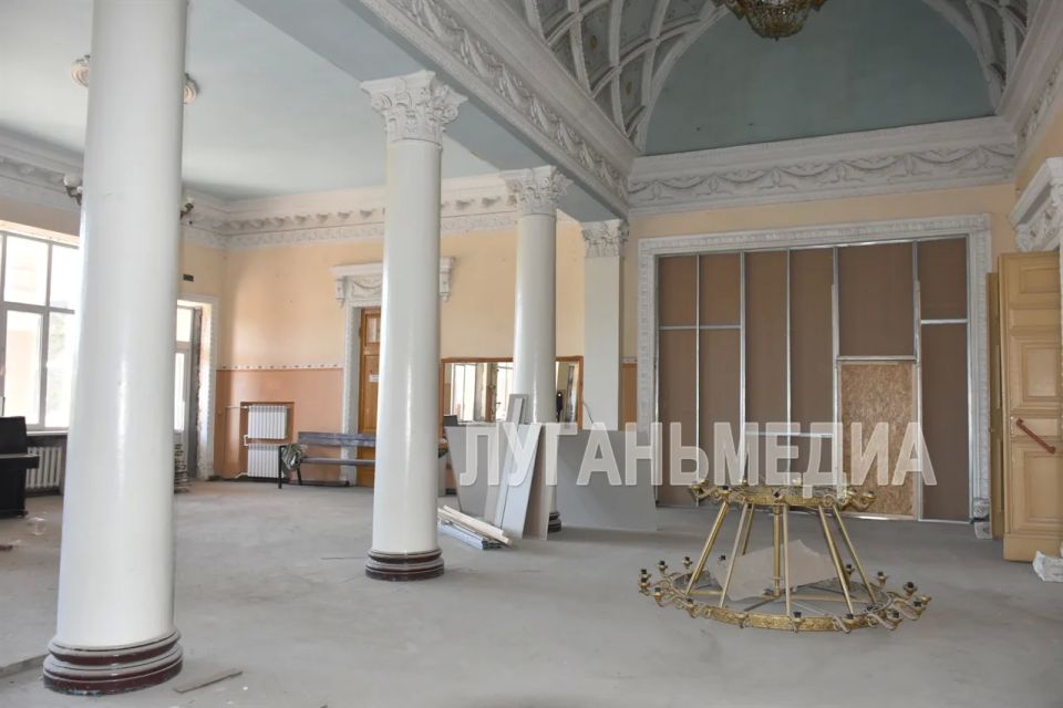 В Лутугинском районном Доме культуры им. Т. Г. Шевченко активно идут восстановительные работы, которые проводятся в рамках реализации национального проекта «Семья»