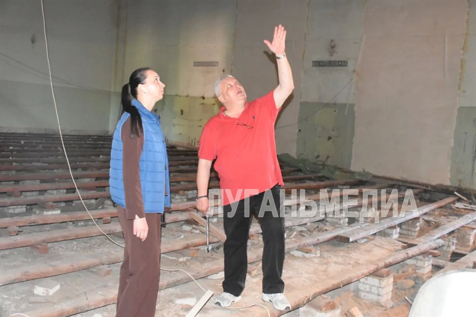 В Лутугинском районном Доме культуры им. Т. Г. Шевченко активно идут восстановительные работы, которые проводятся в рамках реализации национального проекта «Семья» В Лутугинском районном Доме культуры им. Т. Г. Шевченко активно идут восстановительные работы, которые проводятся в рамках реализации национального проекта «Семья»
