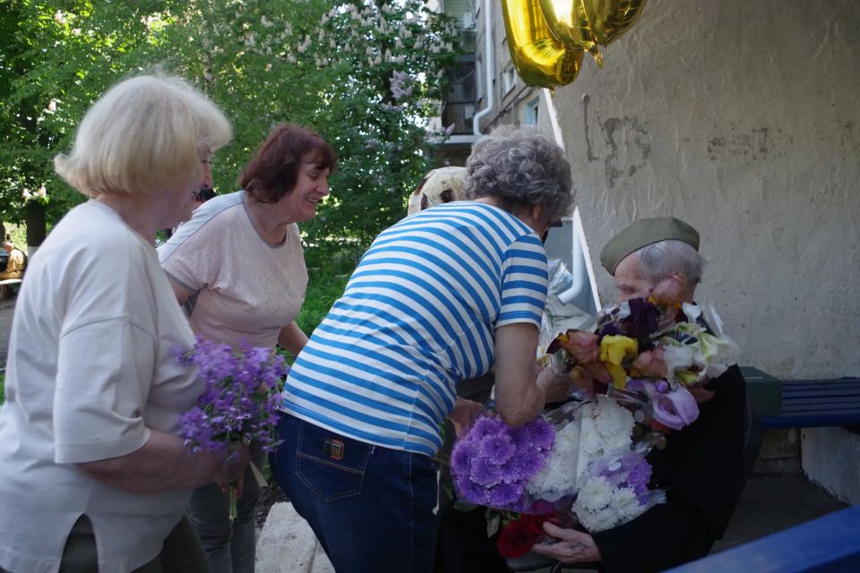 Сегодня администрация округа поздравила с 100летним юбилеем ветерана Великой Отечественной войны Назарова Виктора Николаевича Сегодня администрация округа поздравила с 100летним юбилеем ветерана Великой Отечественной войны Назарова Виктора Николаевича
