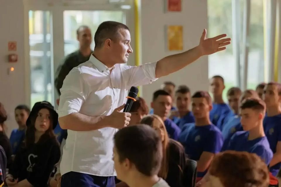 Ринат Садыков встретился в детском лагере «Добрый» с ребятами из ЛНР Ринат Садыков встретился в детском лагере «Добрый» с ребятами из ЛНР