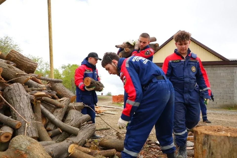 Добровольцы студенческого спасательного отряда «Молодогвардеец» ЛугРО ВСКС, студенты Краснодонского факультета инженерии и менеджмента (филиал) ЛГУ им. Владимира Даля Данил Бабичев, Роман Хижников, Константин Герасимов и... Добровольцы студенческого спасательного отряда «Молодогвардеец» ЛугРО ВСКС, студенты Краснодонского факультета инженерии и менеджмента (филиал) ЛГУ им. Владимира Даля Данил Бабичев, Роман Хижников, Константин Герасимов и...
