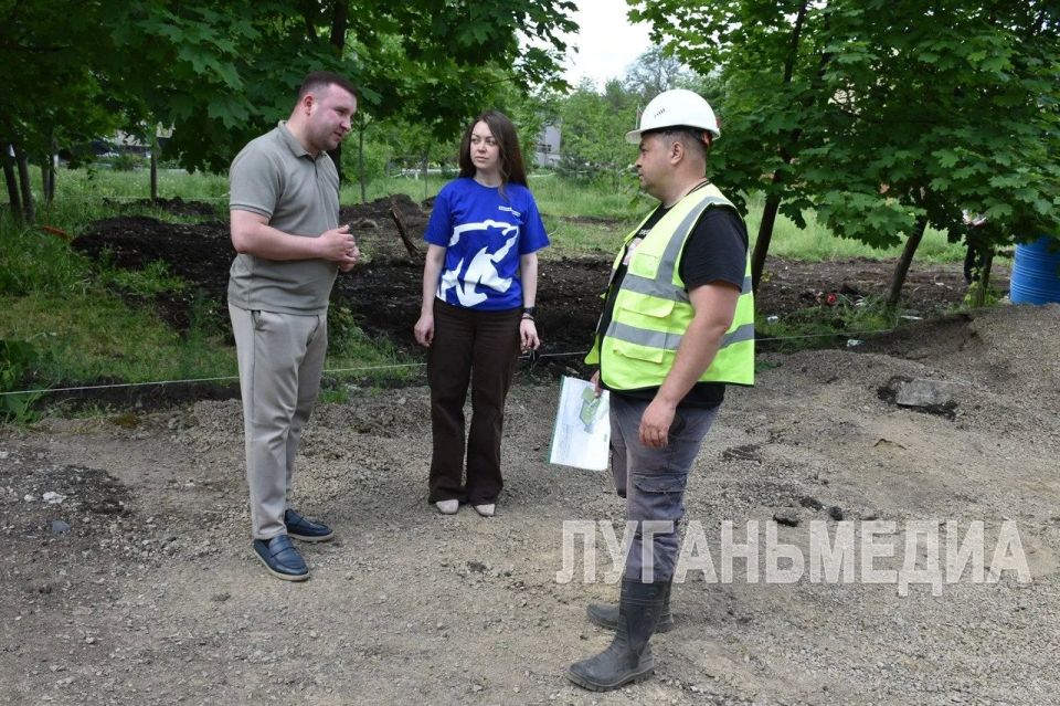 В Антраците продолжается благоустройство сквера по улице Урицкого В Антраците продолжается благоустройство сквера по улице Урицкого