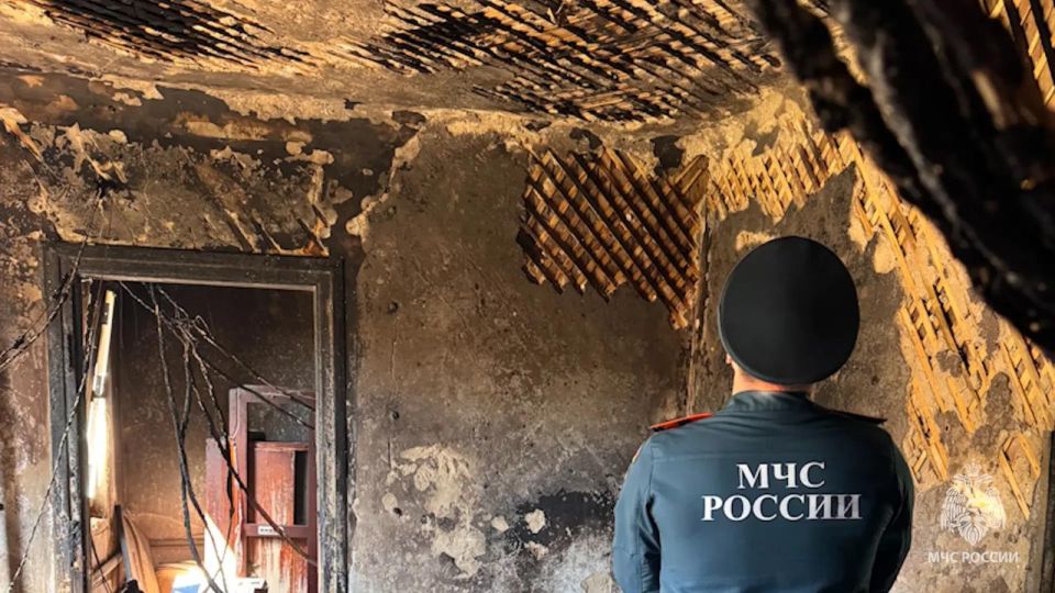 В Свердловске загорелся частный дом В Свердловске загорелся частный дом