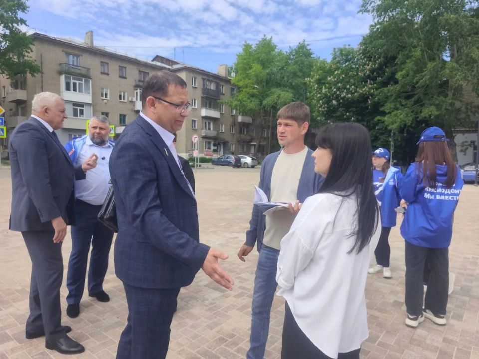 По народной программе «Единой России» продолжается реконструкция сквера в Молодогвардейске По народной программе «Единой России» продолжается реконструкция сквера в Молодогвардейске