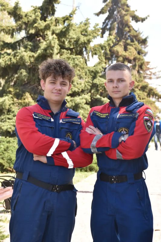 Добровольцы студенческого спасательного отряда «Молодогвардеец» ЛугРО ВСКС, студенты Краснодонского факультета инженерии и менеджмента (филиал) ЛГУ им. Владимира Даля Данил Бабичев, Роман Хижников, Константин Герасимов и... Добровольцы студенческого спасательного отряда «Молодогвардеец» ЛугРО ВСКС, студенты Краснодонского факультета инженерии и менеджмента (филиал) ЛГУ им. Владимира Даля Данил Бабичев, Роман Хижников, Константин Герасимов и...