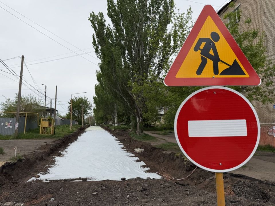 На улице Коцюбинского в Молодогвардейске начался важный этап дорожных работ — формирование прочного основания для будущего асфальтобетонного покрытия На улице Коцюбинского в Молодогвардейске начался важный этап дорожных работ — формирование прочного основания для будущего асфальтобетонного покрытия