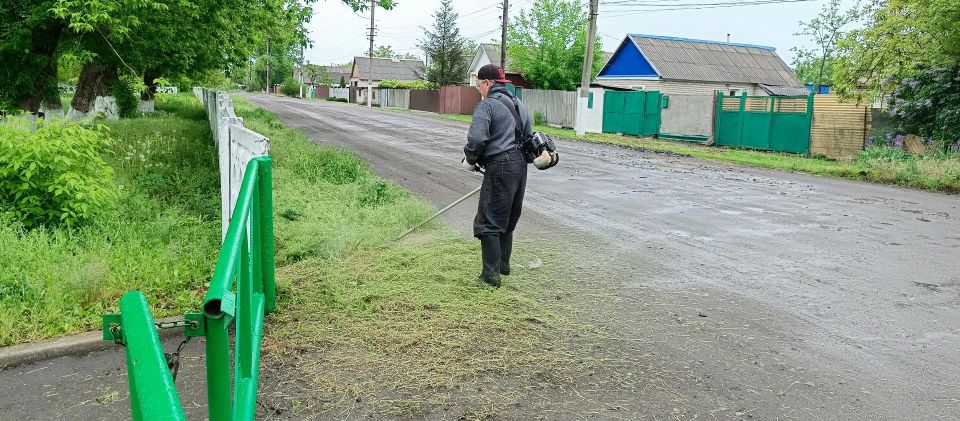 В поселках, прилегающих к городу Ровеньки, и селе Благовка проводят работу по благоустройству территории В поселках, прилегающих к городу Ровеньки, и селе Благовка проводят работу по благоустройству территории