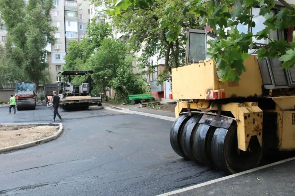 Внутридомовая территория по ул. Артема в Краснодоне становится лучше! Внутридомовая территория по ул. Артема в Краснодоне становится лучше!