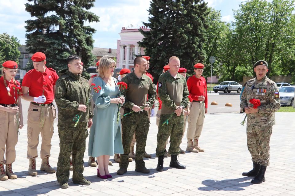 Сегодня наш город посетил Роман Разум и его группа «Новороссия» Сегодня наш город посетил Роман Разум и его группа «Новороссия»