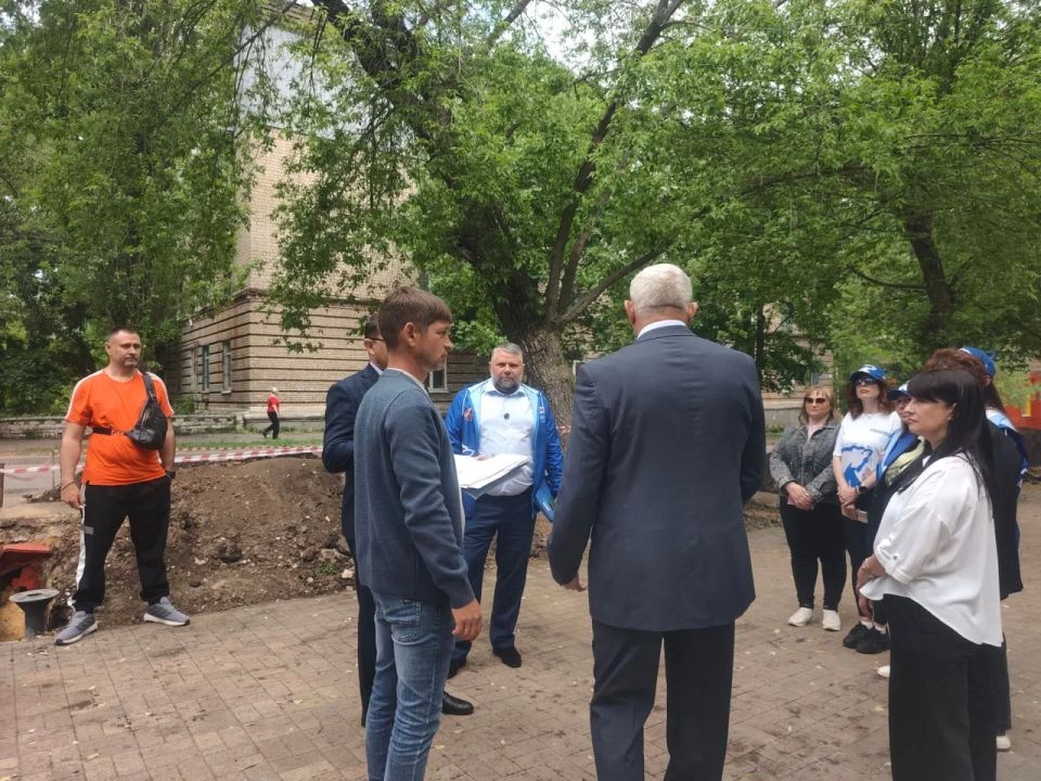По народной программе «Единой России» продолжается реконструкция сквера в Молодогвардейске По народной программе «Единой России» продолжается реконструкция сквера в Молодогвардейске