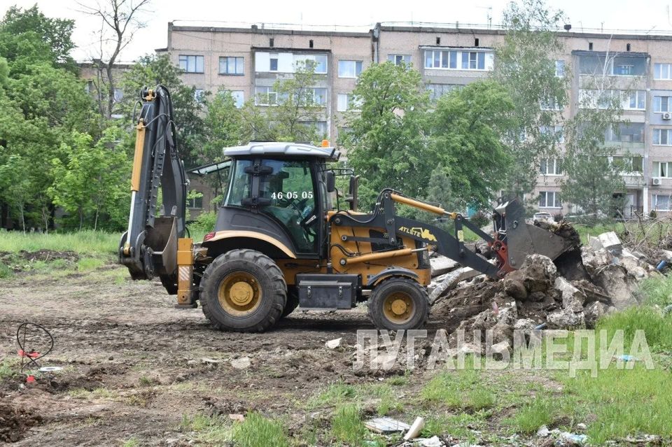 В Антраците продолжается благоустройство сквера по улице Урицкого В Антраците продолжается благоустройство сквера по улице Урицкого