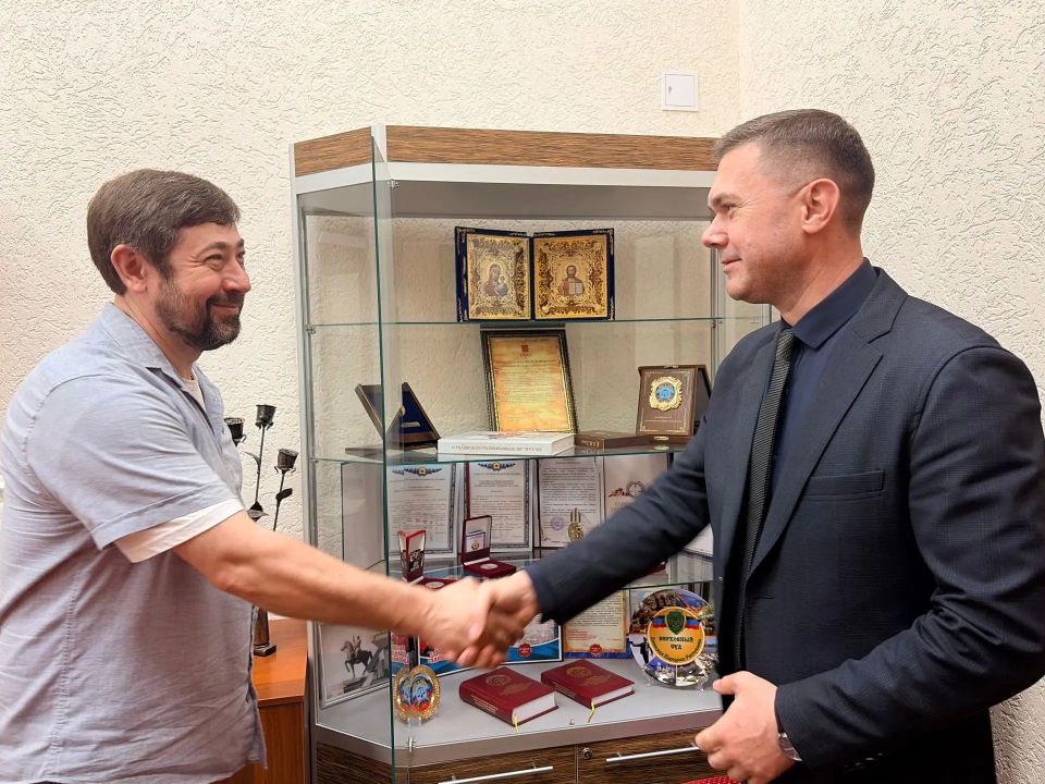 Председатель Союза художников ЛНР передал Верховному Суду ЛНР подарочное издание сказок Владимира Даля Председатель Союза художников ЛНР передал Верховному Суду ЛНР подарочное издание сказок Владимира Даля