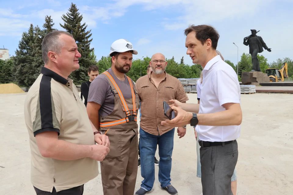 В Стаханове реконструируют общественные пространства В Стаханове реконструируют общественные пространства