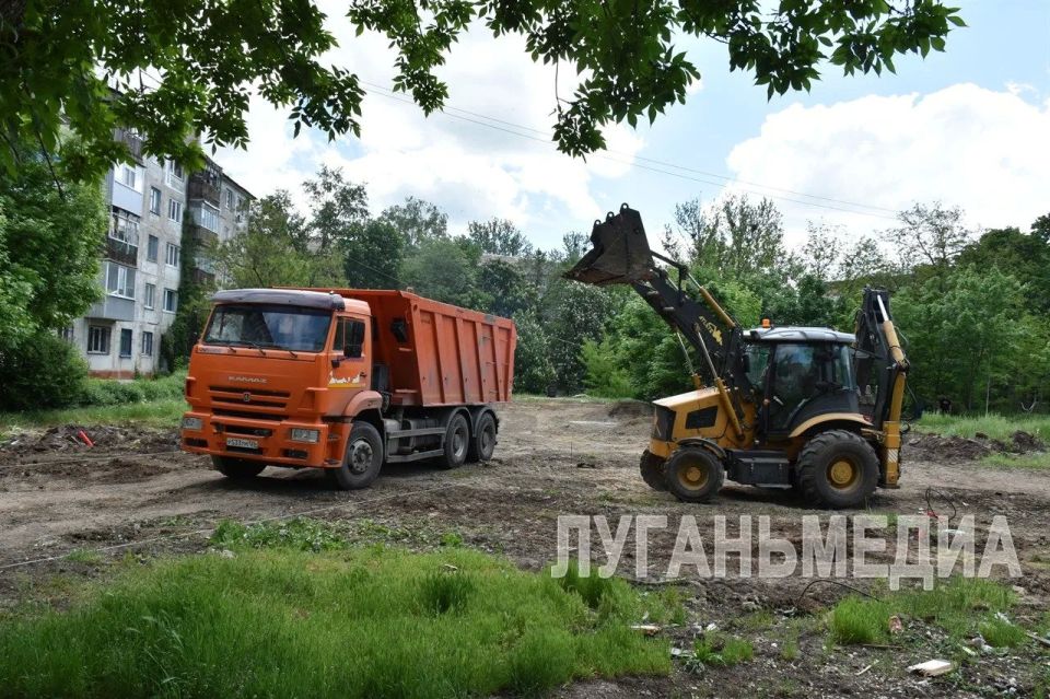 В Антраците продолжается благоустройство сквера по улице Урицкого