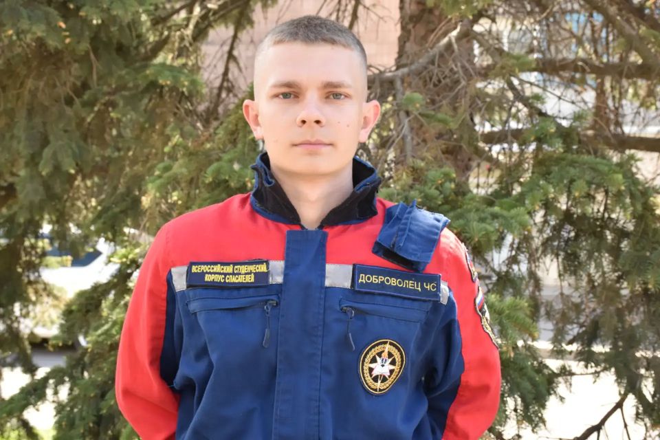 Добровольцы студенческого спасательного отряда «Молодогвардеец» ЛугРО ВСКС, студенты Краснодонского факультета инженерии и менеджмента (филиал) ЛГУ им. Владимира Даля Данил Бабичев, Роман Хижников, Константин Герасимов и... Добровольцы студенческого спасательного отряда «Молодогвардеец» ЛугРО ВСКС, студенты Краснодонского факультета инженерии и менеджмента (филиал) ЛГУ им. Владимира Даля Данил Бабичев, Роман Хижников, Константин Герасимов и...