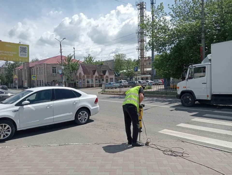 В Ровеньках обновляют знаки на «зебре» В Ровеньках обновляют знаки на «зебре»
