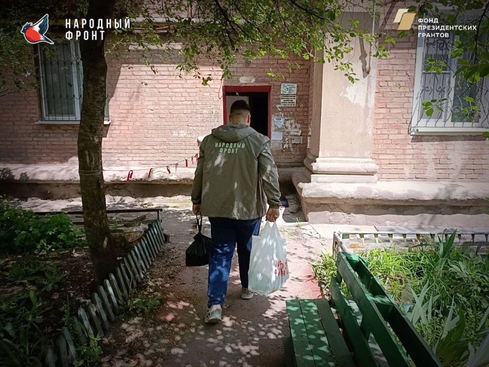 Молодёжка НФ из Алчевска доставила продуктовый набор пожилому человеку и помогли настроить телевизор