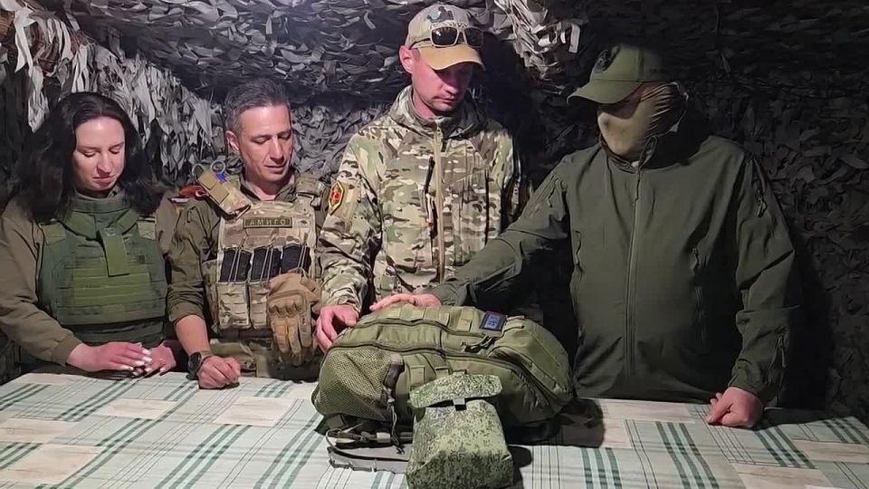 Луганский информационный центр вместе с коллегами с канала "Узел связи" передали тактический рюкзак медикам добровольческой бригады "Волки", сражающейся на Славянско-Краматорском направлении