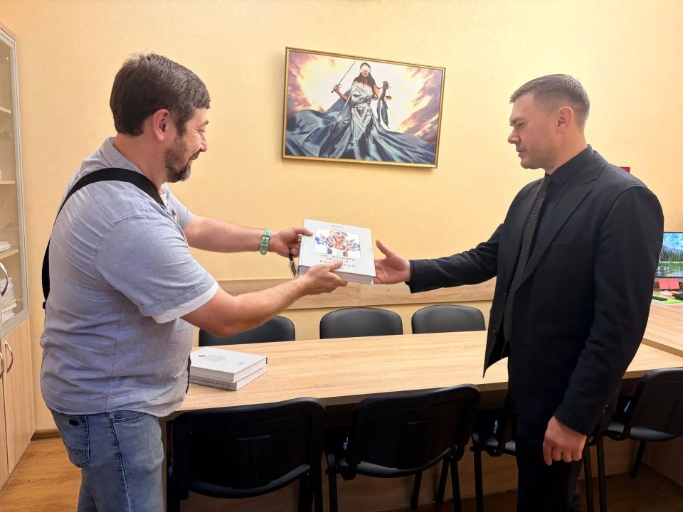 Председатель Союза художников ЛНР передал Верховному Суду ЛНР подарочное издание сказок Владимира Даля Председатель Союза художников ЛНР передал Верховному Суду ЛНР подарочное издание сказок Владимира Даля