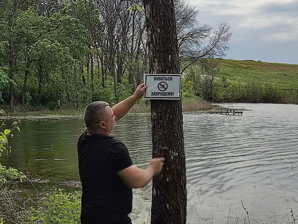 Сотрудниками отдела жизнеобеспечения г. Вахрушево были обновлены таблички о запрете купания в местах нахождения несанкционированных пляжей
