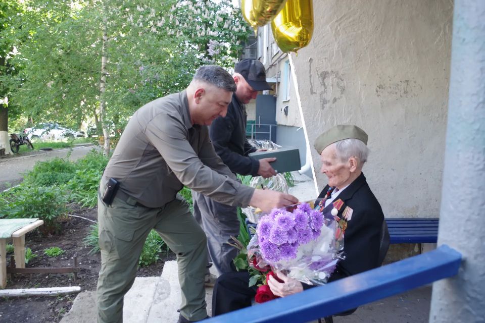 Сегодня администрация округа поздравила с 100летним юбилеем ветерана Великой Отечественной войны Назарова Виктора Николаевича Сегодня администрация округа поздравила с 100летним юбилеем ветерана Великой Отечественной войны Назарова Виктора Николаевича