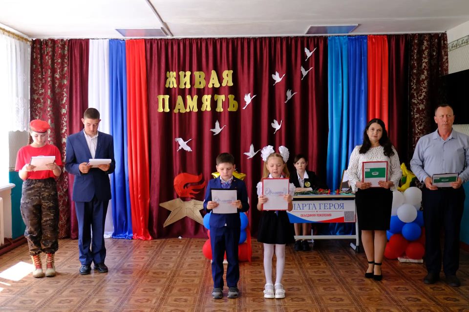 Сегодня в ГБОУ ЛНР «Кононовская СШ» состоялось знаменательное событие – торжественное открытие «Парты Героя», посвященное выпускнику этой школы, участнику СВО, геройски погибшем в ходе ее проведения Скрыпнику Владимиру... Сегодня в ГБОУ ЛНР «Кононовская СШ» состоялось знаменательное событие – торжественное открытие «Парты Героя», посвященное выпускнику этой школы, участнику СВО, геройски погибшем в ходе ее проведения Скрыпнику Владимиру...