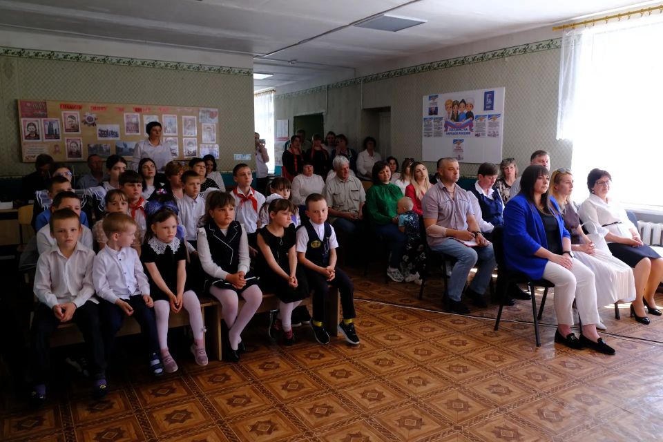 Сегодня в ГБОУ ЛНР «Кононовская СШ» состоялось знаменательное событие – торжественное открытие «Парты Героя», посвященное выпускнику этой школы, участнику СВО, геройски погибшем в ходе ее проведения Скрыпнику Владимиру... Сегодня в ГБОУ ЛНР «Кононовская СШ» состоялось знаменательное событие – торжественное открытие «Парты Героя», посвященное выпускнику этой школы, участнику СВО, геройски погибшем в ходе ее проведения Скрыпнику Владимиру...