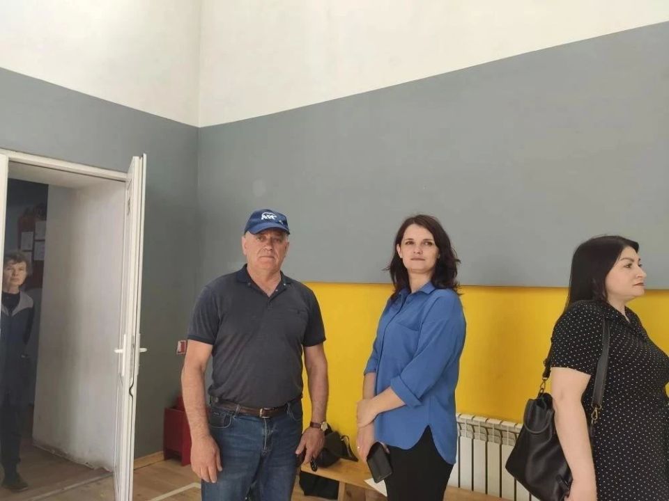 Партийный десант «Единой России» и представители региона-шефа проверили капремонт школы в Ровеньках Партийный десант «Единой России» и представители региона-шефа проверили капремонт школы в Ровеньках