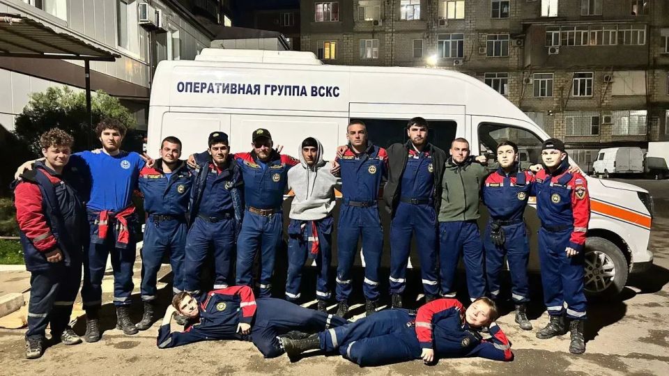 Добровольцы студенческого спасательного отряда «Молодогвардеец» ЛугРО ВСКС, студенты Краснодонского факультета инженерии и менеджмента (филиал) ЛГУ им. Владимира Даля Данил Бабичев, Роман Хижников, Константин Герасимов и... Добровольцы студенческого спасательного отряда «Молодогвардеец» ЛугРО ВСКС, студенты Краснодонского факультета инженерии и менеджмента (филиал) ЛГУ им. Владимира Даля Данил Бабичев, Роман Хижников, Константин Герасимов и...
