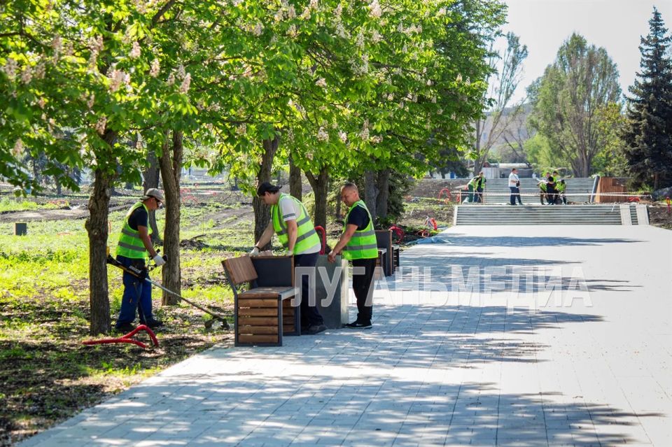 Партийный десант «Единой России» проверил ход работ на парке «Дружба» в Луганске Партийный десант «Единой России» проверил ход работ на парке «Дружба» в Луганске