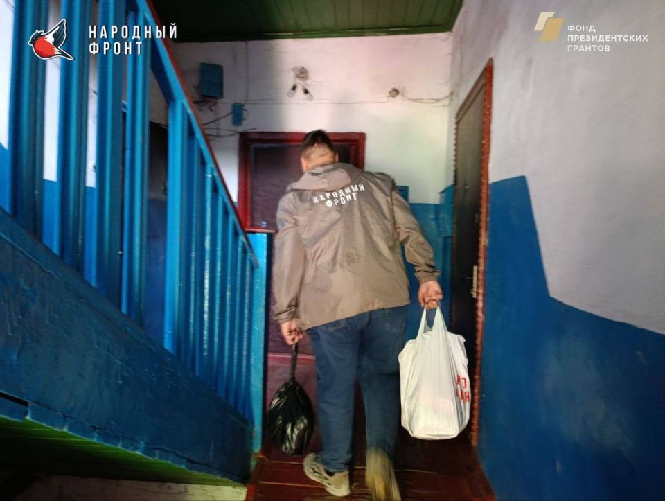 Молодёжка НФ из Алчевска доставила продуктовый набор пожилому человеку и помогли настроить телевизор Молодёжка НФ из Алчевска доставила продуктовый набор пожилому человеку и помогли настроить телевизор