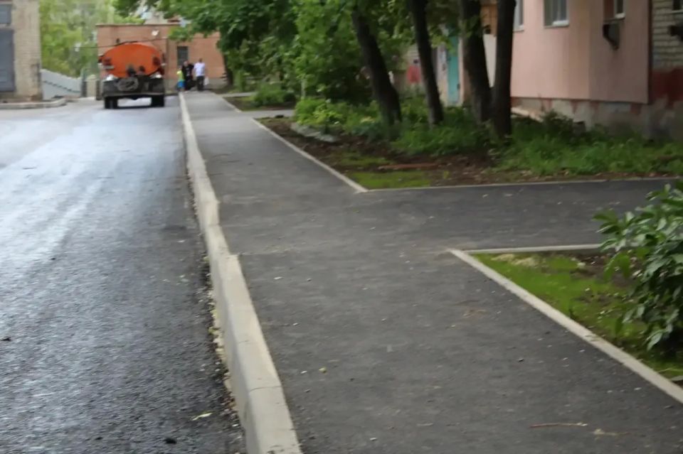 Внутридомовая территория по ул. Артема в Краснодоне становится лучше! Внутридомовая территория по ул. Артема в Краснодоне становится лучше!