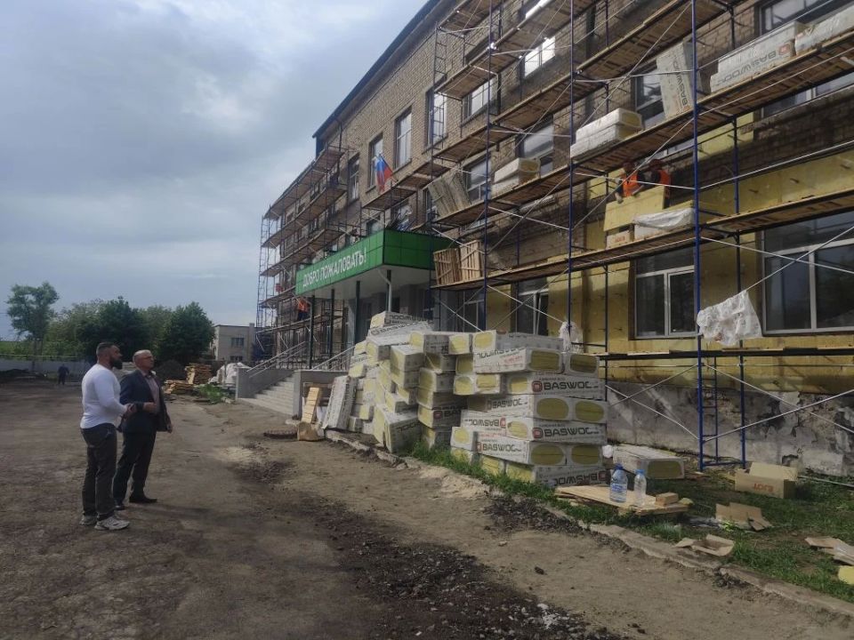 В рамках партийного контроля ВПП "Единая Россия" председатель Совета депутатов Джан Погодин-Новиков и заместитель Председателя Совета депутатов Сергей Квачук посетили Краснолучскую школу № 7 В рамках партийного контроля ВПП "Единая Россия" председатель Совета депутатов Джан Погодин-Новиков и заместитель Председателя Совета депутатов Сергей Квачук посетили Краснолучскую школу № 7