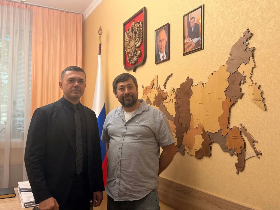 Председатель Союза художников ЛНР передал Верховному Суду ЛНР подарочное издание сказок Владимира Даля Председатель Союза художников ЛНР передал Верховному Суду ЛНР подарочное издание сказок Владимира Даля