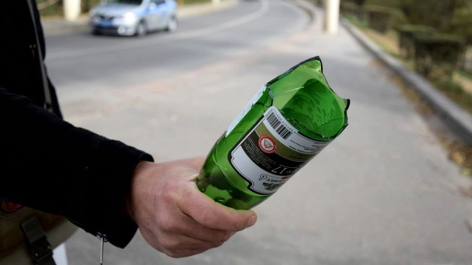 Беременная женщина угрожала подросткам разбитой бутылкой в Луганске