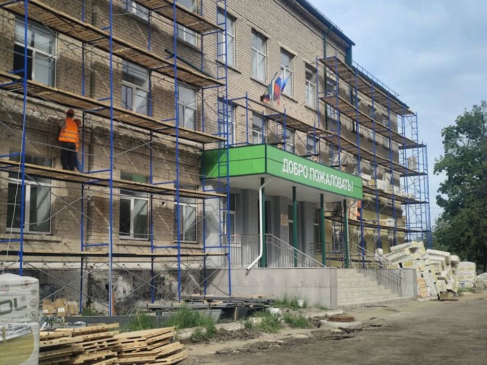 В рамках партийного контроля ВПП "Единая Россия" председатель Совета депутатов Джан Погодин-Новиков и заместитель Председателя Совета депутатов Сергей Квачук посетили Краснолучскую школу № 7