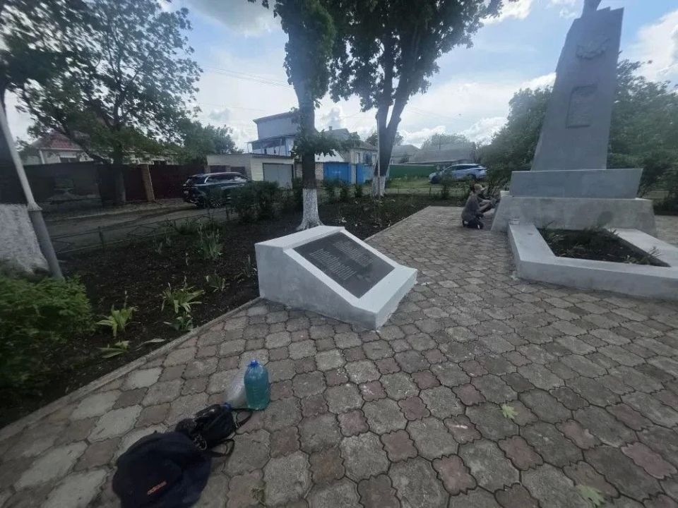 В Ровеньках продолжают работы по благоустройству памятников В Ровеньках продолжают работы по благоустройству памятников