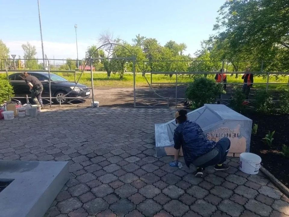 В Ровеньках продолжают работы по благоустройству памятников В Ровеньках продолжают работы по благоустройству памятников
