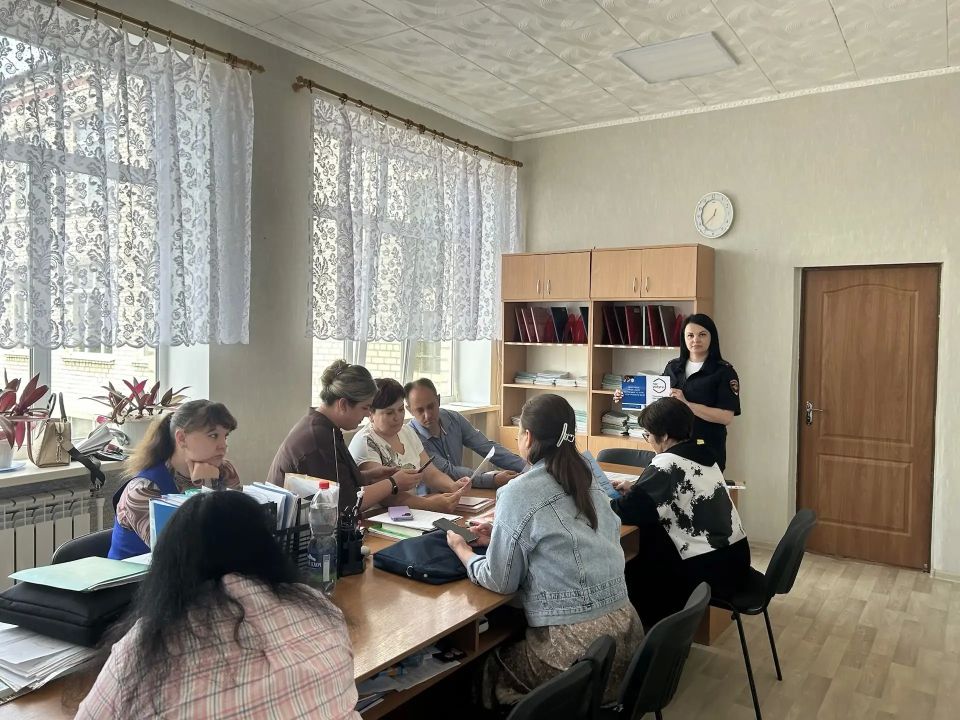 Сотрудниками отделения по вопросам миграции ОМВД России «Белокуракинский», информируют трудовые коллективы округа о преимуществе использования единого портала государственных и муниципальных услуг (ЕПГУ, «Госуслиги»: Сотрудниками отделения по вопросам миграции ОМВД России «Белокуракинский», информируют трудовые коллективы округа о преимуществе использования единого портала государственных и муниципальных услуг (ЕПГУ, «Госуслиги»: