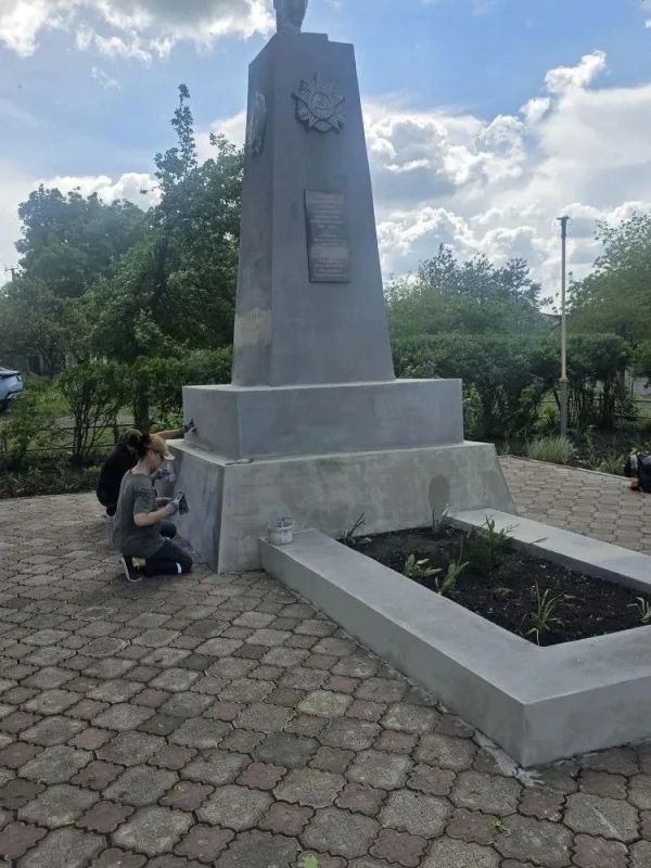 В Ровеньках продолжают работы по благоустройству памятников В Ровеньках продолжают работы по благоустройству памятников