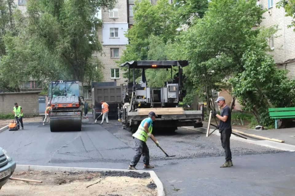 Внутридомовая территория по ул. Артема в Краснодоне становится лучше! Внутридомовая территория по ул. Артема в Краснодоне становится лучше!