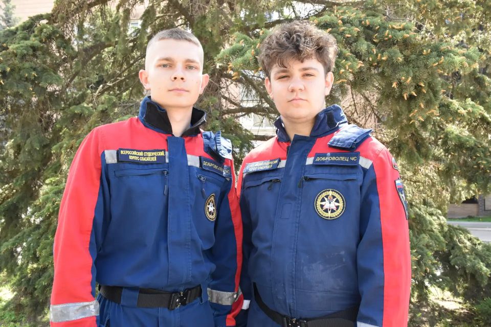 Добровольцы студенческого спасательного отряда «Молодогвардеец» ЛугРО ВСКС, студенты Краснодонского факультета инженерии и менеджмента (филиал) ЛГУ им. Владимира Даля Данил Бабичев, Роман Хижников, Константин Герасимов и... Добровольцы студенческого спасательного отряда «Молодогвардеец» ЛугРО ВСКС, студенты Краснодонского факультета инженерии и менеджмента (филиал) ЛГУ им. Владимира Даля Данил Бабичев, Роман Хижников, Константин Герасимов и...