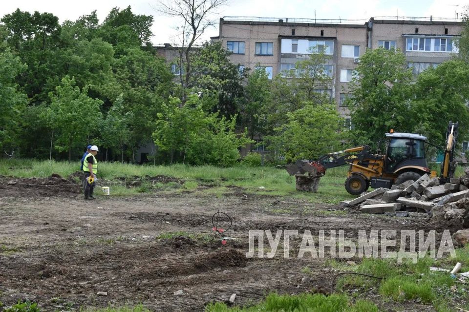 В Антраците продолжается благоустройство сквера по улице Урицкого В Антраците продолжается благоустройство сквера по улице Урицкого